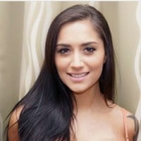 Qoshnisi videoda kokraklari va mushuklarini korsatdi. Qizil porno