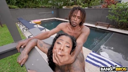 Трусиканың порно фотосы төмен тартылды